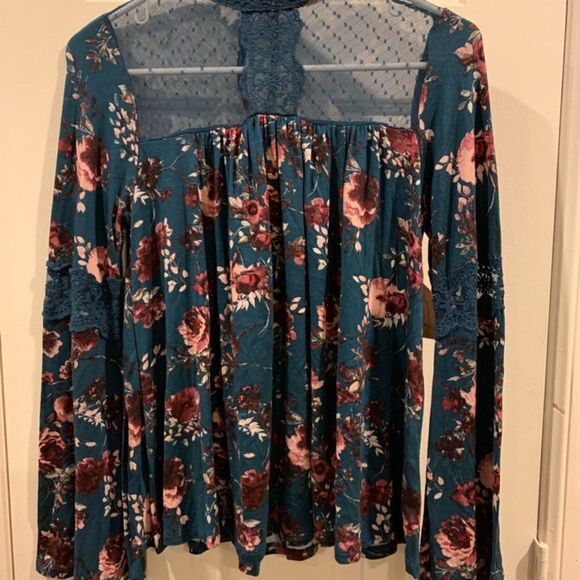 Taylor and Sage Flare Arm Top - Picture 1 of 8